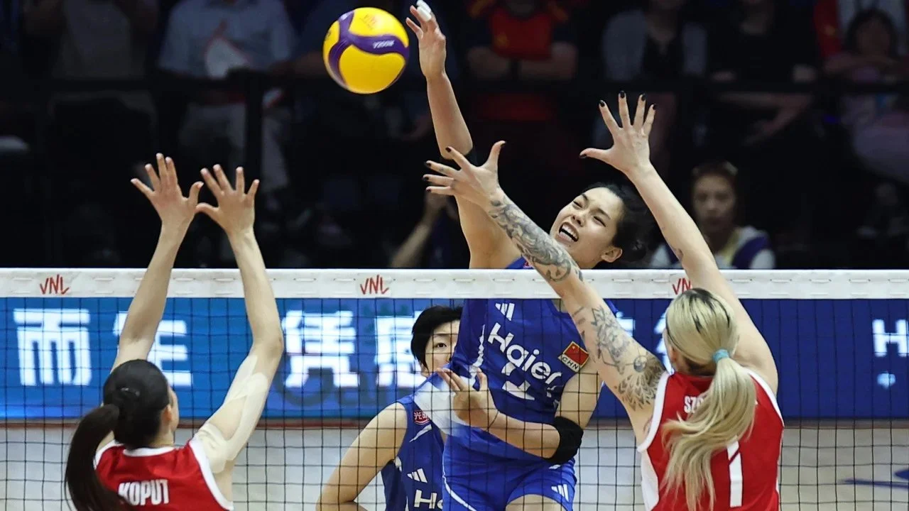 从首败到连胜:中国女排VNL南京站战术变化及逆转波兰影响分析
